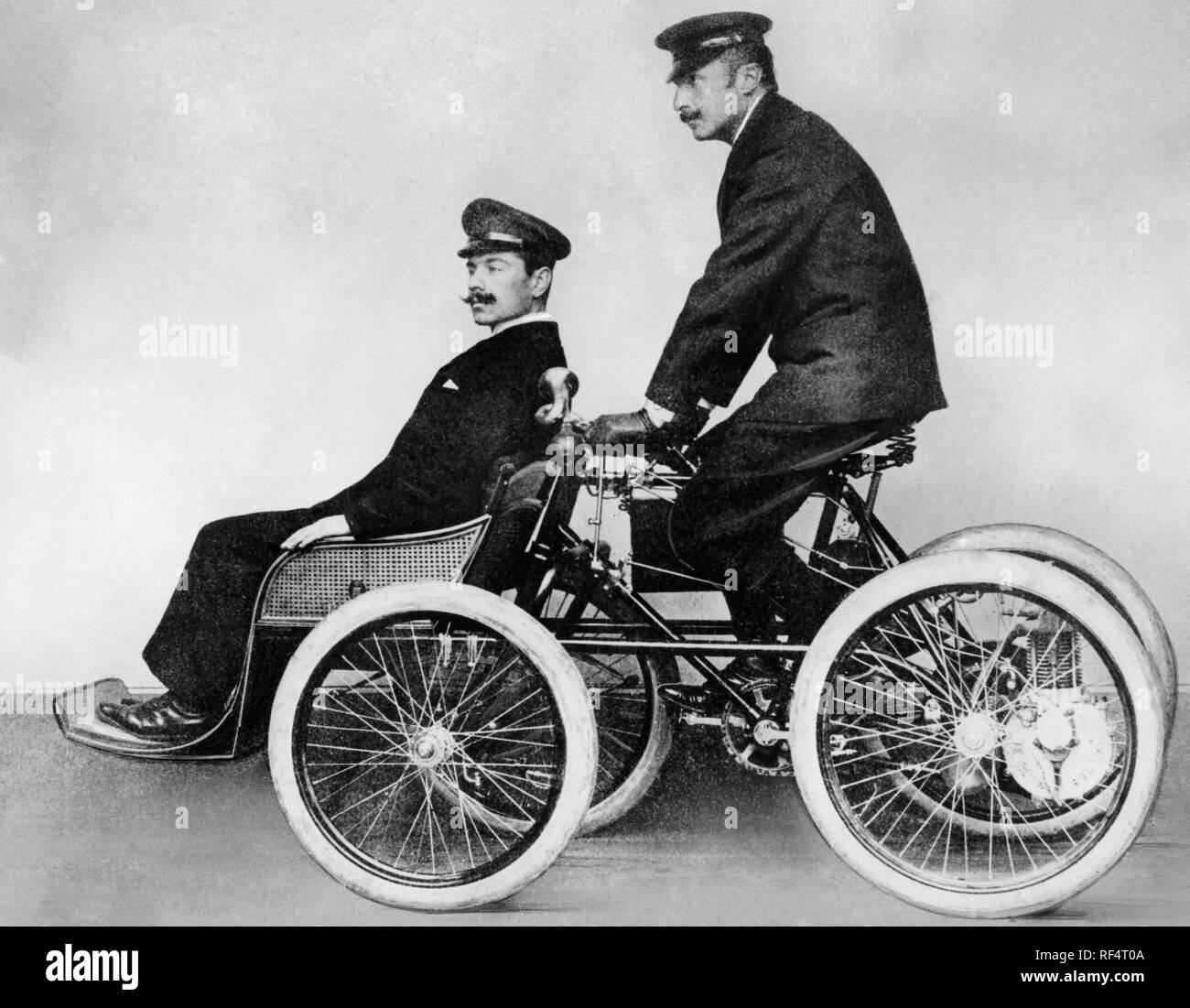 Senior Giovanni Agnelli et Luigi storero sur véhicule privé phoenix, 1899 Banque D'Images