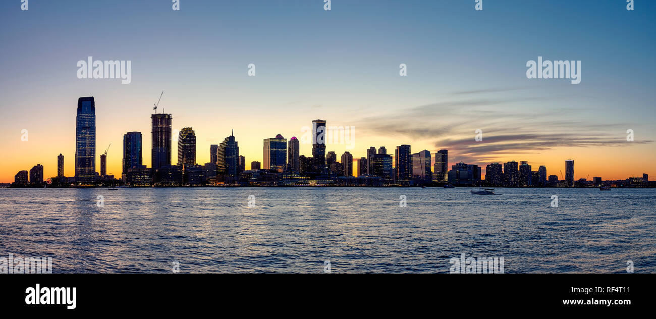 New Jersey panorama silhouette, au crépuscule, en vue de la ville de New York avec la rivière Hudson en premier plan, USA. Banque D'Images
