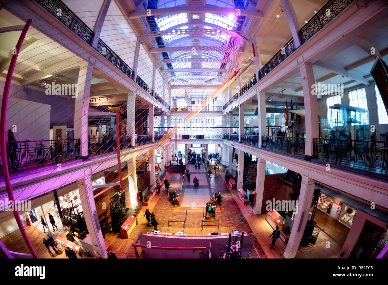 Musée des Sciences main Atrium Londres // LONDRES, Royaume-Uni — L'atrium principal du Musée des Sciences de South Kensington, l'un des plus grands musées scientifiques et technologiques au monde. Fondé en 1857 dans le cadre du South Kensington Museum Complex, le Science Museum est devenu une institution indépendante en 1909. Le musée abrite plus de 300 000 objets couvrant des siècles d'innovation scientifique et technologique, des machines à vapeur historiques aux artefacts d'exploration spatiale. Ses vastes galeries couvrent divers domaines, y compris la médecine, l'informatique, les mathématiques et l'ingénierie. Le Musée des Sciences attr Banque D'Images