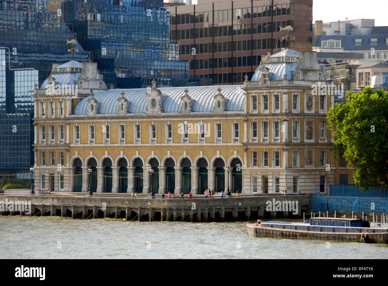 Old Billingsgate Fish Market building, Londres, Angleterre, entouré de moderne, à la façade de verre principalement les bâtiments. Banque D'Images