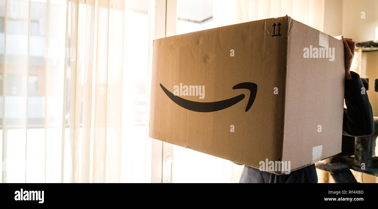 PARIS, FRANCE - DEC 25, 2018 : Large image de femme tenant une grande boîte  en carton Amazon premier colis le jour de Noël avec grand cadeau énorme à  l'intérieur Photo Stock - Alamy