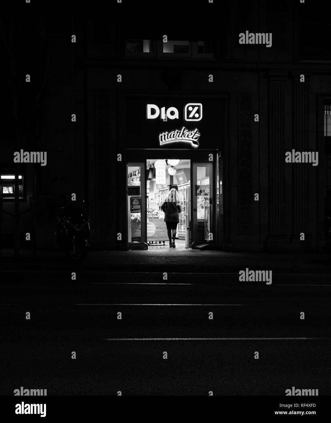 Barcelone, Espagne - NOV 11, 2017 : image en noir et blanc d'une femme entrant dans DIA Distribuidora Internacional de Alimentacion international espagnol supermarché hard-discount dans le centre de Barcelone Banque D'Images