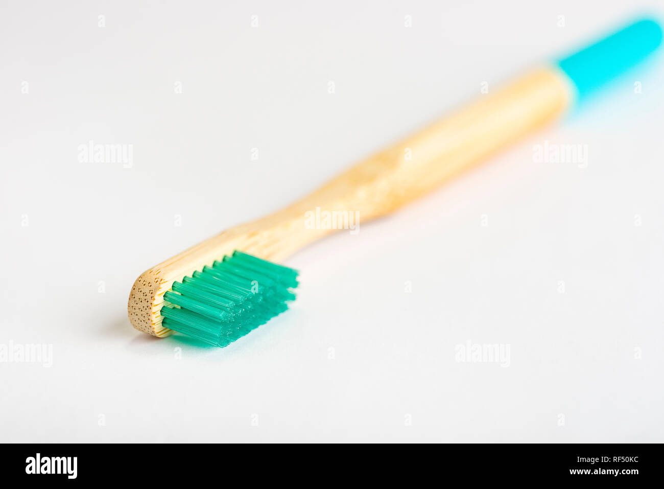 La guerre sur le plastique a commencé et des brosses à dents en bambou sont l'un de ces produits augmentent dans la popularité pour c'est eco friendly l'innovation pour un produit d'usage courant Banque D'Images