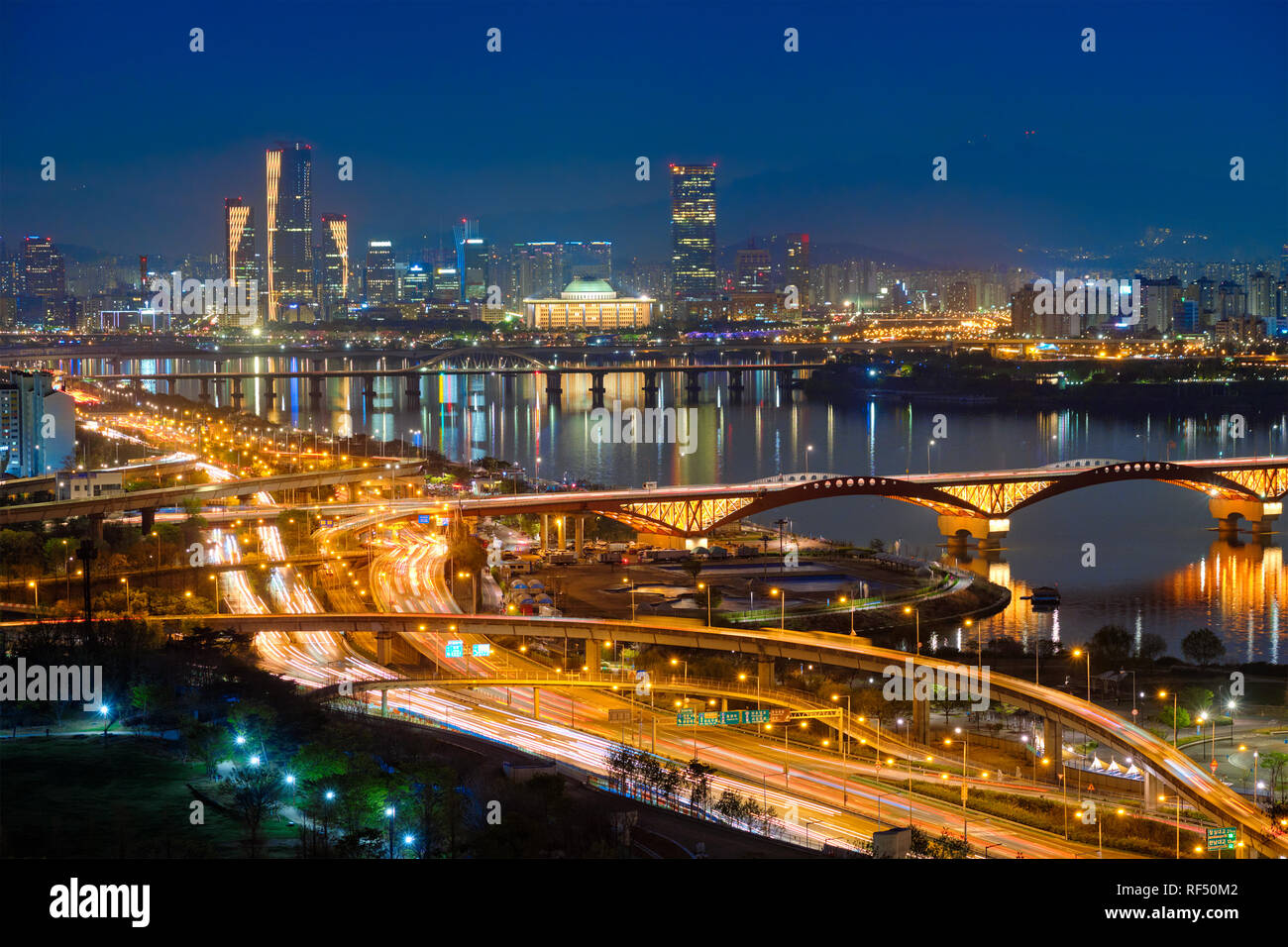 Vue aérienne du centre-ville de Séoul, ville et pont sur le fleuve Han Seongsan dans Twilight. Séoul, Corée du Sud. Banque D'Images