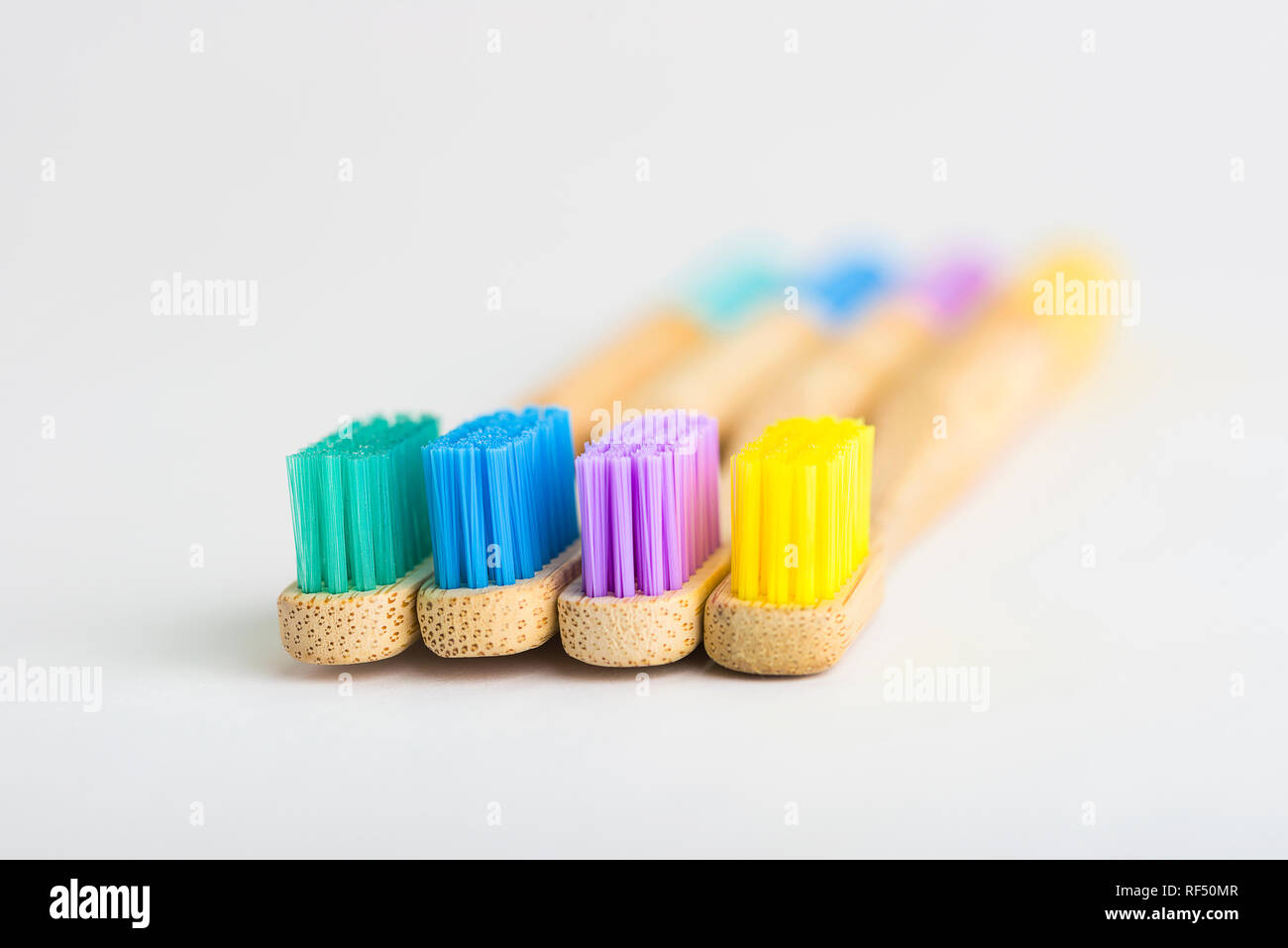 La guerre sur le plastique a commencé et des brosses à dents en bambou sont l'un de ces produits augmentent dans la popularité pour c'est eco friendly l'innovation pour un produit d'usage courant Banque D'Images