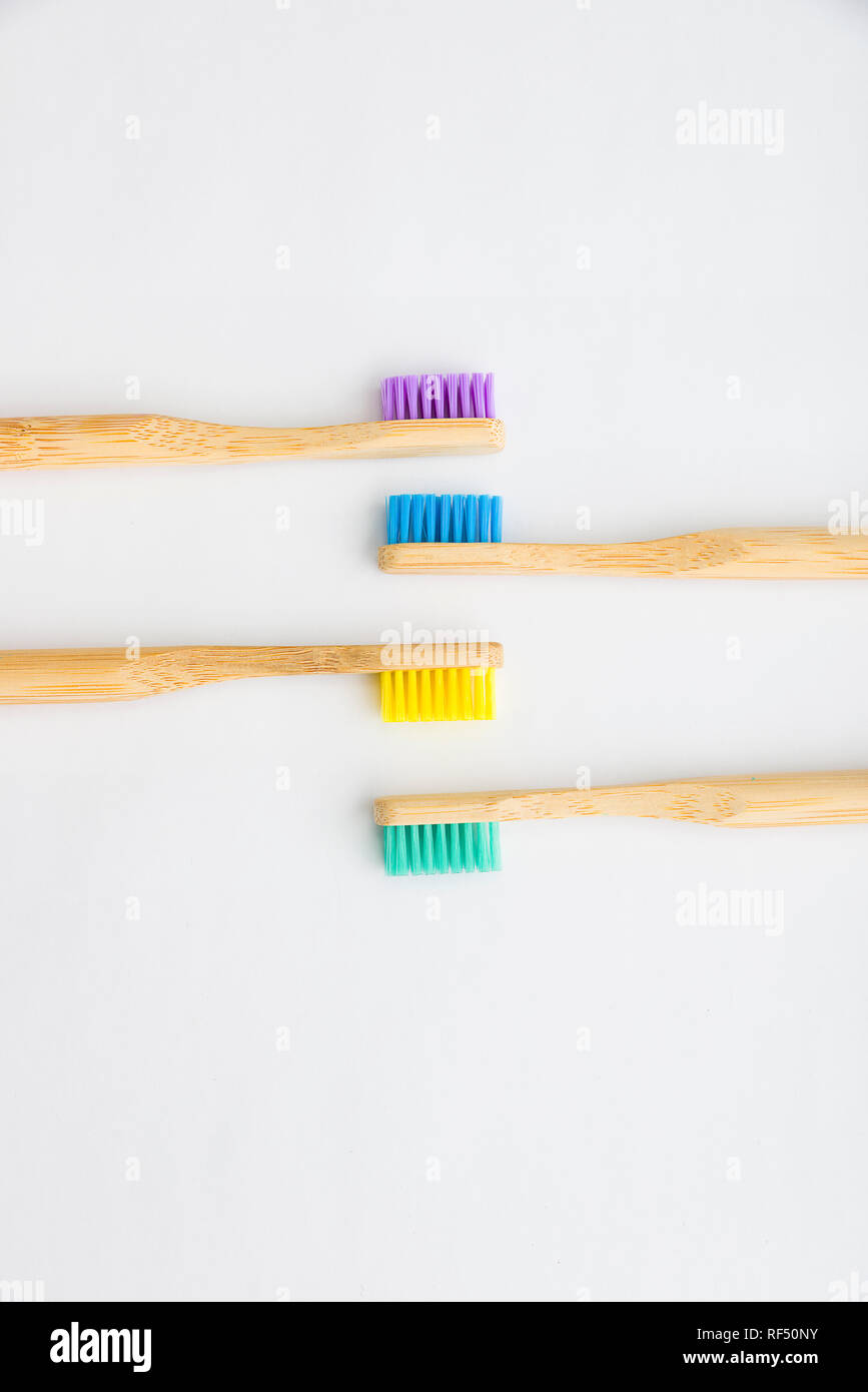 La guerre sur le plastique a commencé et des brosses à dents en bambou sont l'un de ces produits augmentent dans la popularité pour c'est eco friendly l'innovation pour un produit d'usage courant Banque D'Images