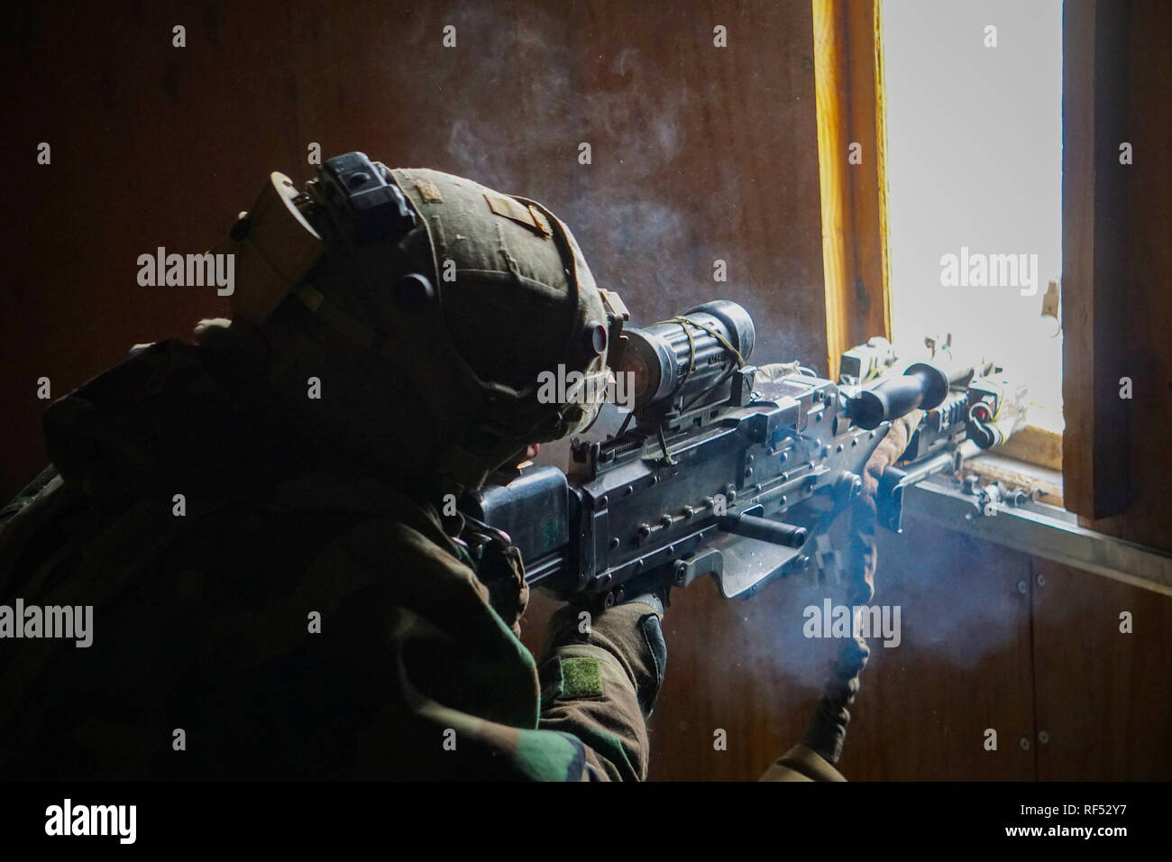 La formation à l'intérieur de la ville de Rajeesh, membres du 1BCT mener de petites unités tactiques, y compris l'appui par le feu, pour repousser l'ennemi et prendre le contrôle de la ville au cours de l'exercice de la préparation au déploiement d'urgence. L'EDRE est un exercice destiné à tester la capacité d'une unité d'alerte, de rappel et de déployer dans des conditions d'urgence. L'armée effectue couramment des exercices de préparation au déploiement d'évaluer leur capacité de fournir l'autorité nationale de commandement avec les forces terrestres de l'armée sans préavis ou à court préavis. Banque D'Images