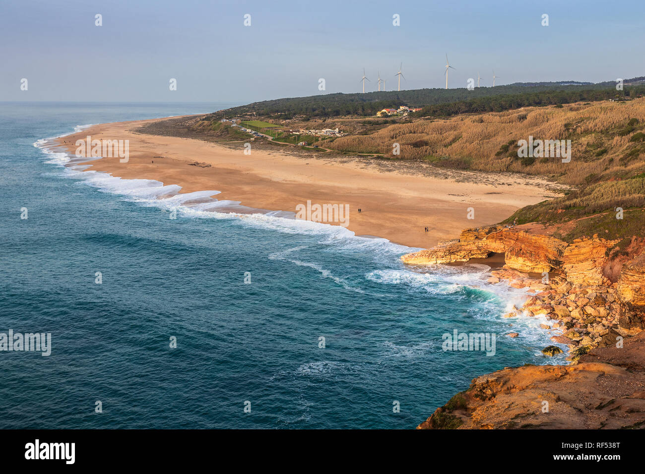 Praia do Norte à Nazaré, au Portugal, dans un cadre calme journée d'hiver. Banque D'Images