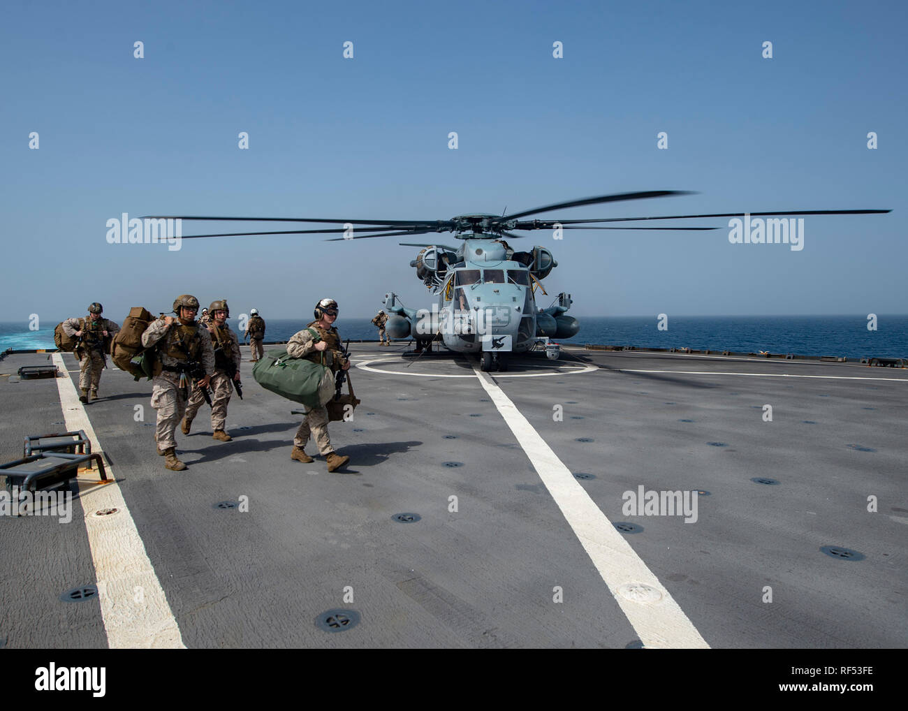 190122-N-A530-1070 U.S. 5ÈME ZONE DES OPÉRATIONS DE LA FLOTTE (janv. 22, 2019) - marines affectés à la 22e Marine Expeditionary Unit quitter un hélicoptère CH-53 Super Stallion sur le pont de l'île de Whidbey-class amphibious landing ship dock USS Fort McHenry (LSD 43) 22 janvier, 2019. Le Fort McHenry fait partie de la groupe amphibie Kearsarge et, avec l'entrepris 22e Marine Expeditionary Unit, est déployé sur le 5e flotte américaine zone d'opérations à l'appui des opérations navales pour assurer la stabilité et la sécurité maritime dans la région centrale, reliant la Méditerranée et le Pacifique à travers Banque D'Images