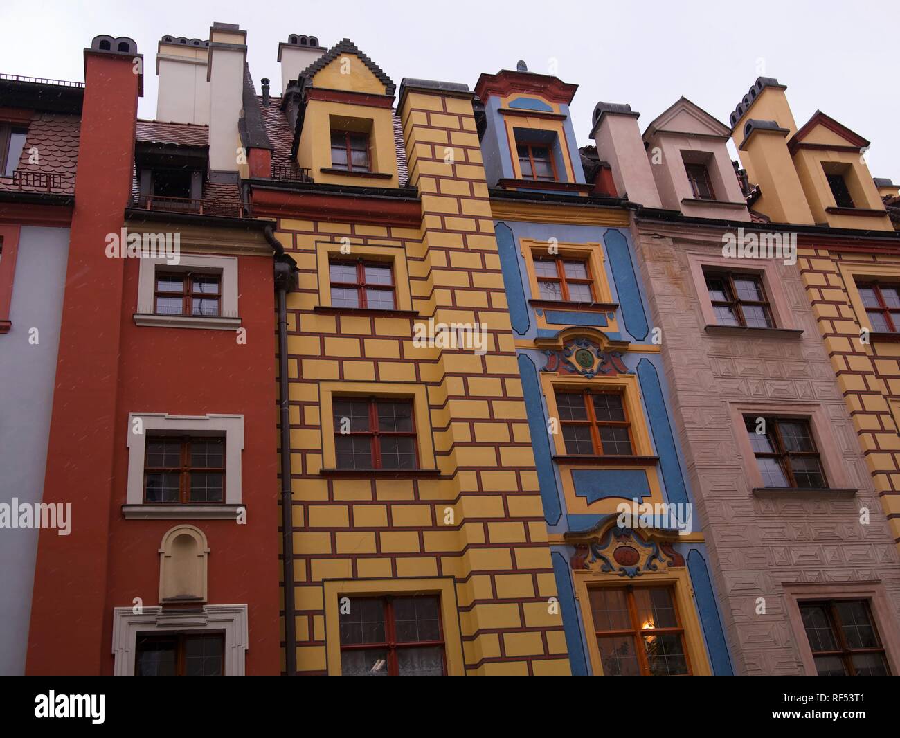 Bâtiments colorés et historique de Wroclaw, Pologne. Il neige à la légère. Banque D'Images