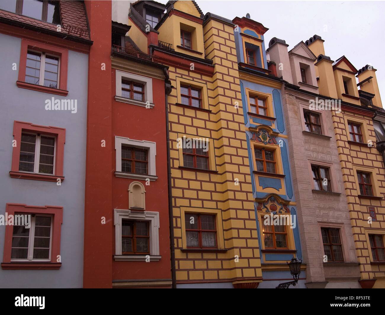 Bâtiments colorés et historique de Wroclaw, Pologne. Il neige à la légère. Banque D'Images