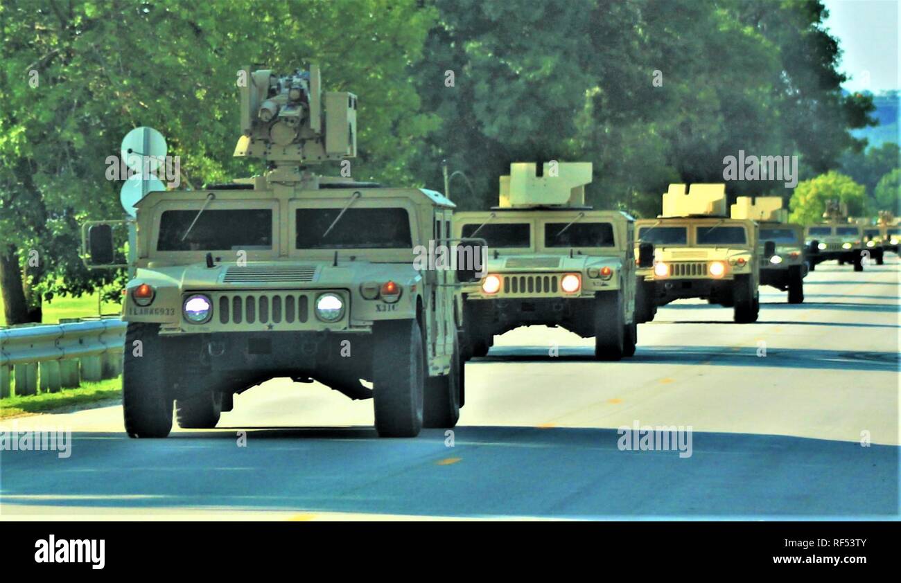 Des soldats à Fort McCoy pour la formation dans la 86e Division de formation Soutien au combat de l'exercice de formation (CSTX) 86-18-02 L'exploitation Humvees sur la zone de cantonnement, le 3 août 2018, à Fort McCoy, Wisconsin (Etats-Unis) La 86e détient l'exercice dans le cadre de la réserve de l'Armée américaine du général commandant l'appui tactique Programme de formation. Des milliers de membres de service avec l'armée ainsi que d'autres services militaires et les militaires étrangers font partie de l'exercice multinational, notamment Canadian armed forces membres. CSTX 86-18-02 est la deuxième des deux CSTXs gérés par la 86e aura lieu à Fort McCoy en 2018. (U.S. Phot de l'armée Banque D'Images