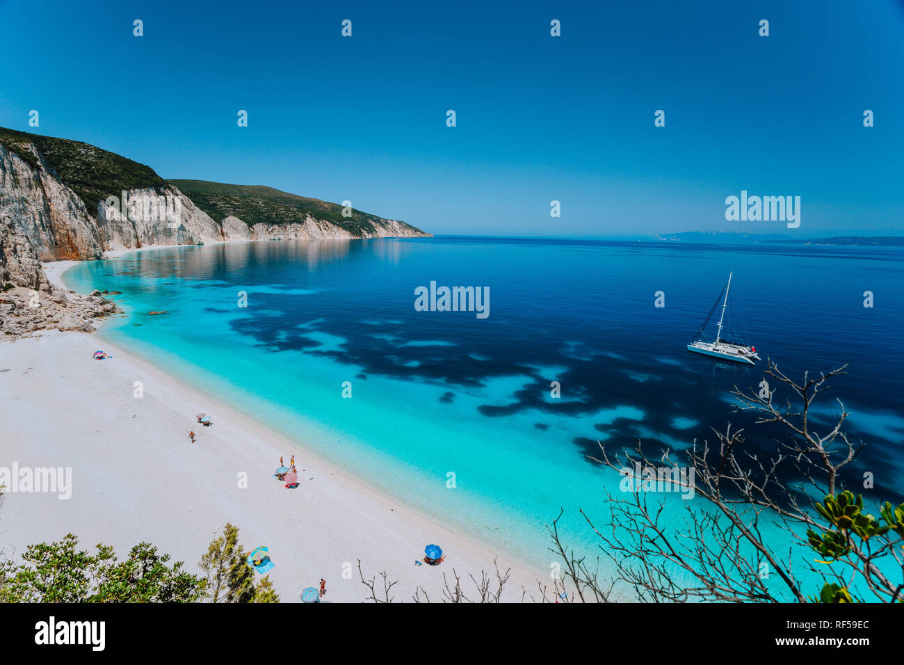 Vue à couper le souffle de la célèbre plage de Fteri, Kefalonia, Grèce îles Ioniennes. Maison de vacances d'aventure de l'été romantique Voyage de luxe concept à la banane. Doit voir lieu Banque D'Images