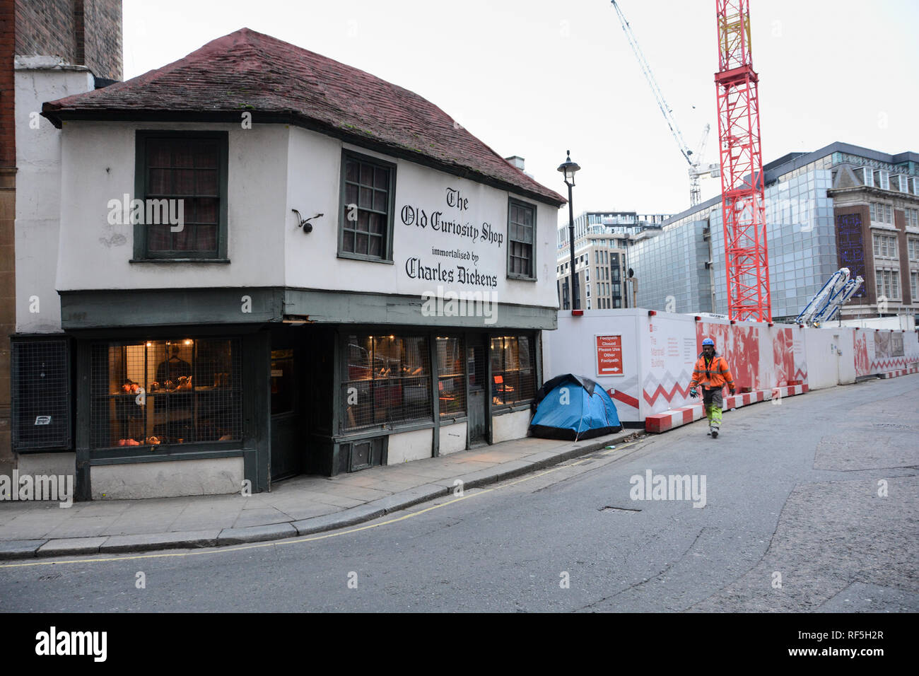 Un rough sleeper tente du côté de LSE de travaux de construction et la célèbre Old Curiosity Shop sur Portsmouth Street, Londres, WC2, UK Banque D'Images