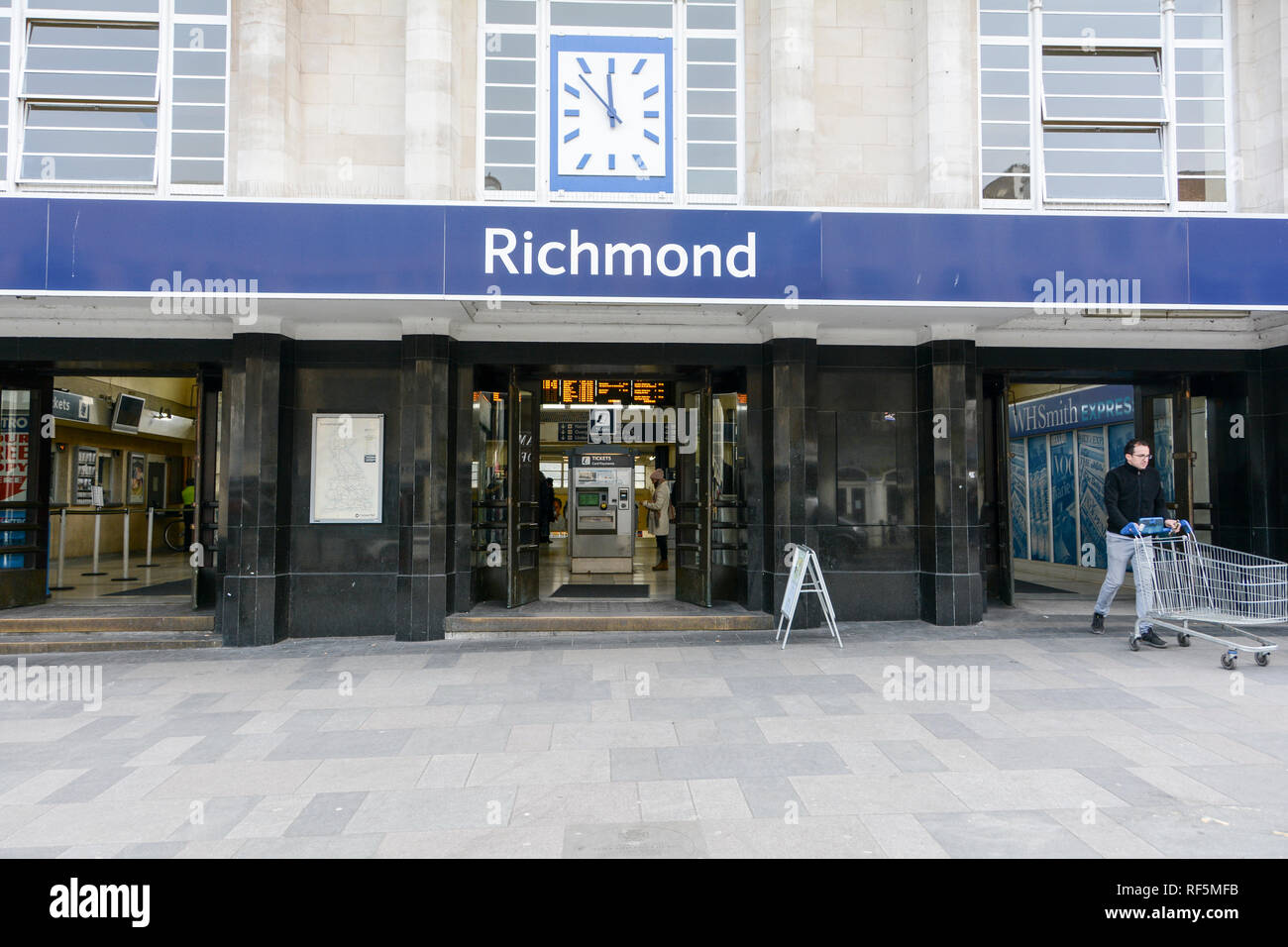 La façade extérieure de la gare de Richmond, le Quadrant, Richmond, London, TW9, UK Banque D'Images