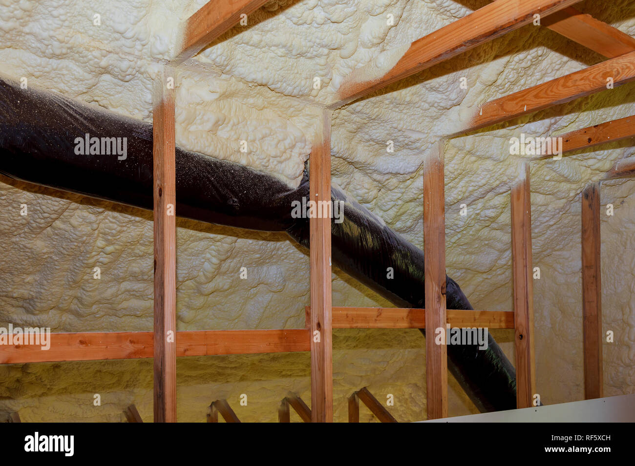 L'isolation de mousse de plastique installés dans le plafond en pente de nouvelle maison. Banque D'Images