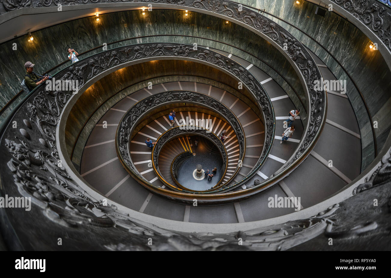 Vatican - Oct 16, 2018. Bramante escalier dans des musées du Vatican. L'escalier à double hélice est la célèbre destination touristique de la Cité du Vatican et les Roms. Banque D'Images