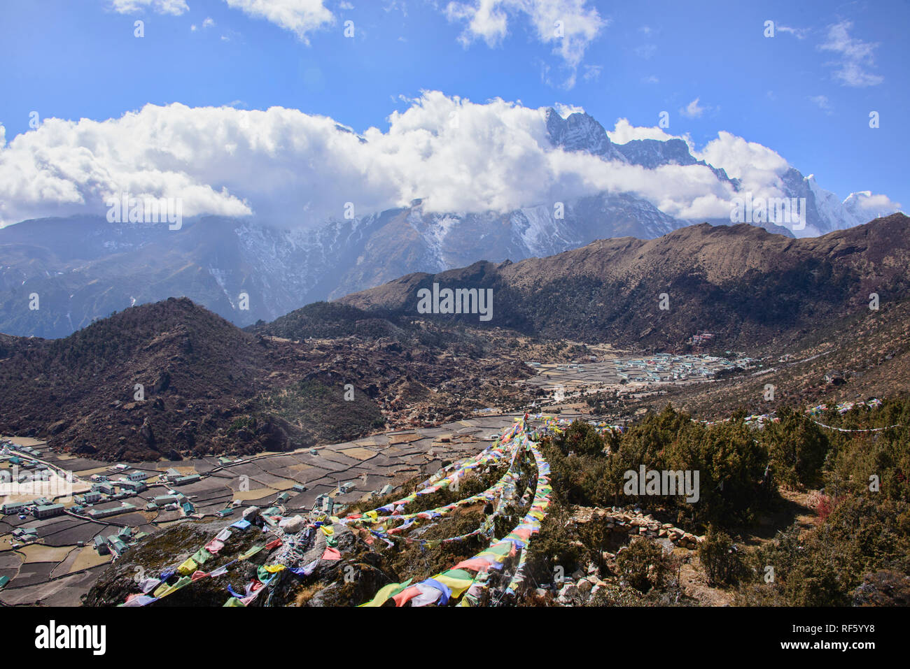 Vue imprenable de Khumjung dans la vallée du Khumbu au Népal Banque D'Images Vue imprenable de Khumjung dans la vallée du Khumbu au Népal Banque D'Images