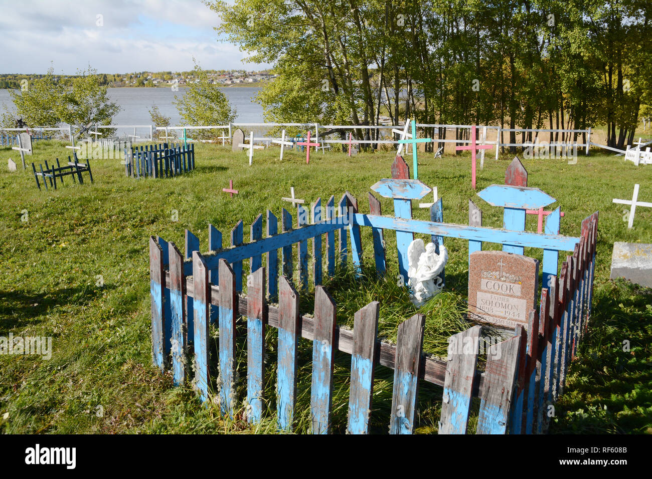 Un cimetière de la Première Nation crie indigènes ville de Stanley Mission, sur les rives de la rivière Churchill, dans le nord de la Saskatchewan, Canada. Banque D'Images