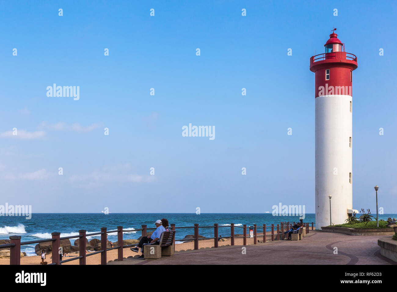 Umhlanga Rocks, Afrique du Sud, le 5 août 2017 : voir le long de la promenade vers le phare. Banque D'Images