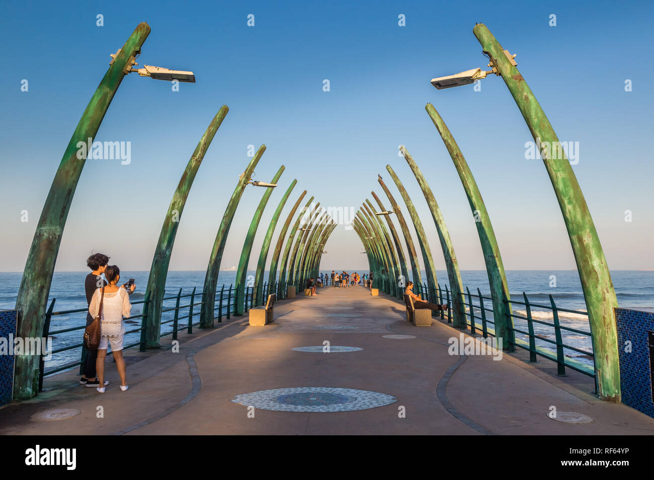 Umhlanga Rocks, Afrique du Sud, le 30 août 2016 : baleine Pier. Banque D'Images