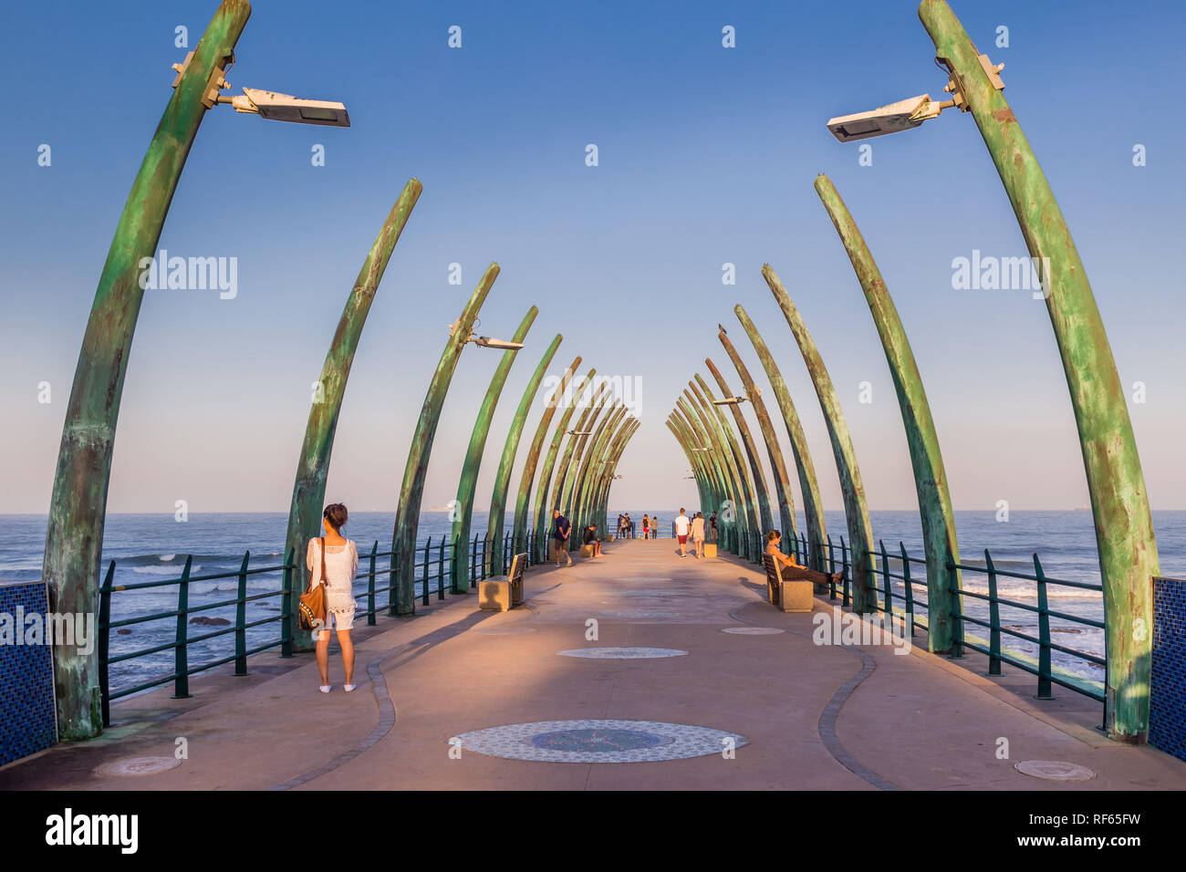 Umhlanga Rocks, Afrique du Sud, le 30 août 2016 : baleine Pier. Banque D'Images