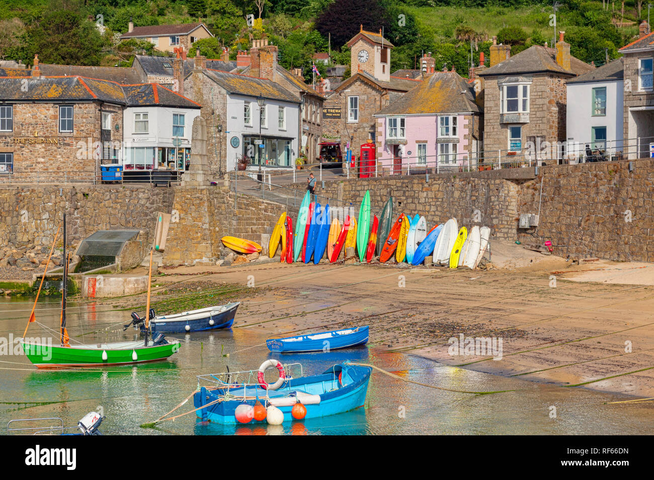 15 Juin 2018 : Mousehole, Cornwall, UK - le port et le village. Banque D'Images