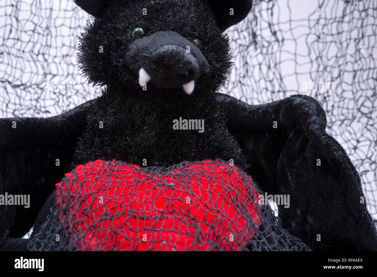 Drôle de jouet en peluche noir bat avec coeur moelleux rouge sur noir tissu  coton creepy web Photo Stock - Alamy