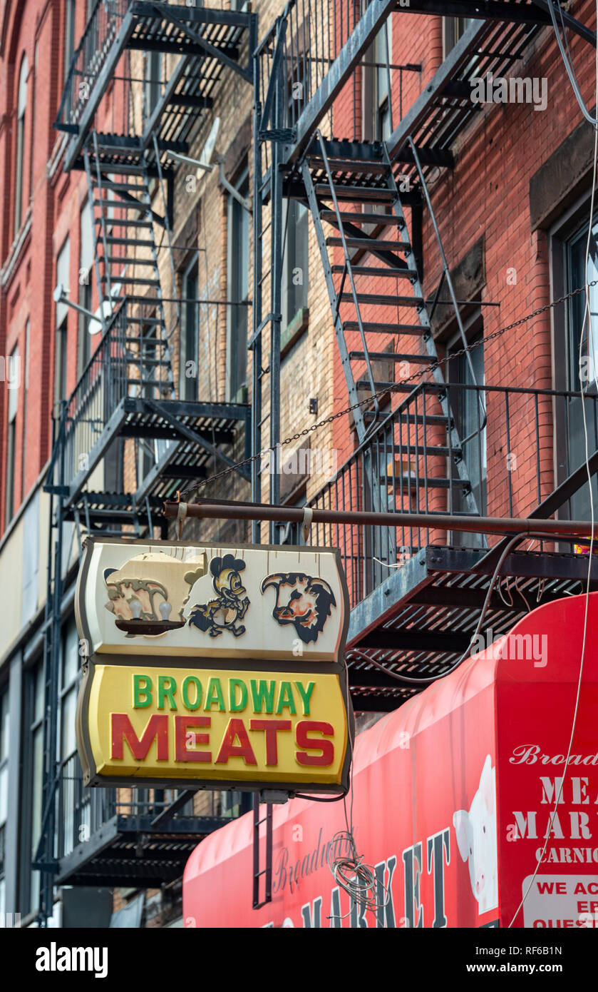 Un vieux boucher signer avec brique boutiques et des échelles de secours à l'arrière-plan, Brooklyn, New York City USA Banque D'Images