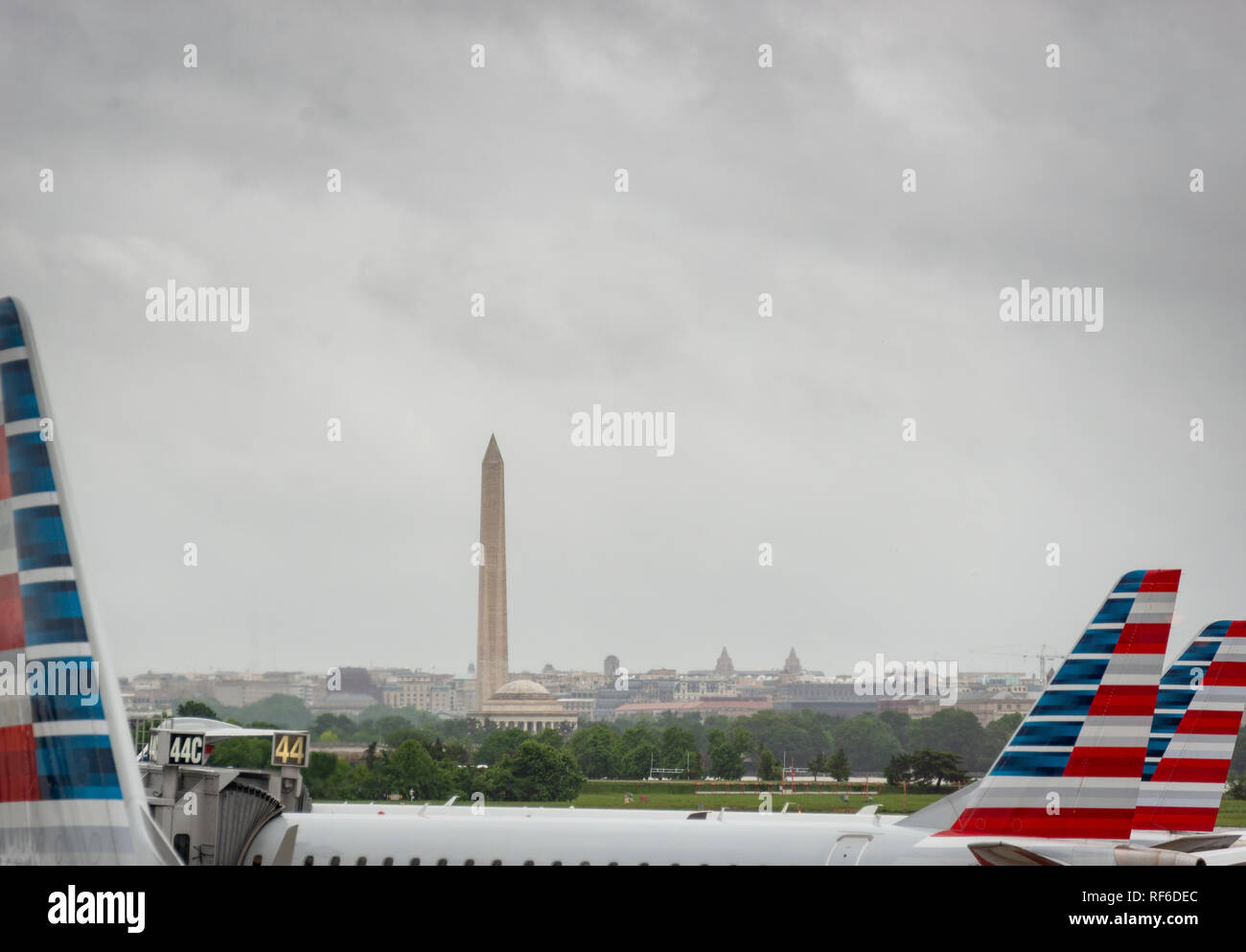 La vue de l'Aéroport National Ronald Reagan de Washington pour le Monument de Washington et à Washington DC un jour de pluie Banque D'Images