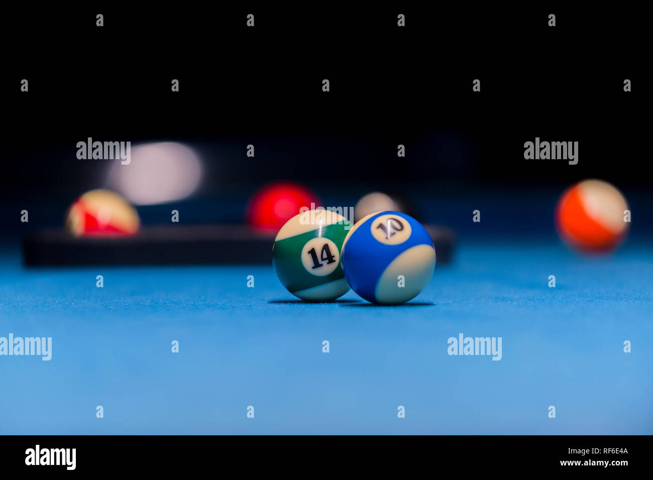 Boules de billard coloré. Boule de billard au tableau bleu. Boules de billard pool américain