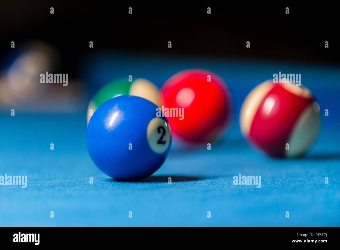 Boules de billard coloré. Boule de billard au tableau bleu. Boules de billard pool américain