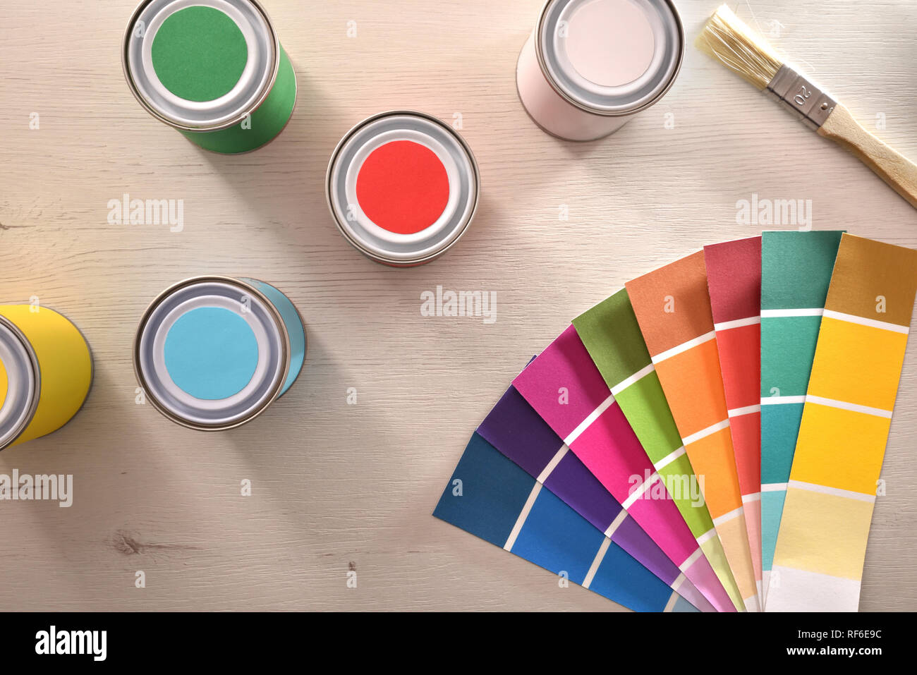 Les peintures de couleur et la palette sur le tableau blanc pour la rénovation des matériaux. Vue d'en haut. Composition horizontale. Banque D'Images
