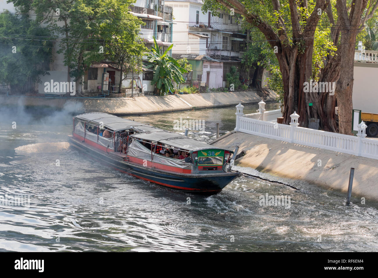 Les transports publics sur le canal. Banque D'Images