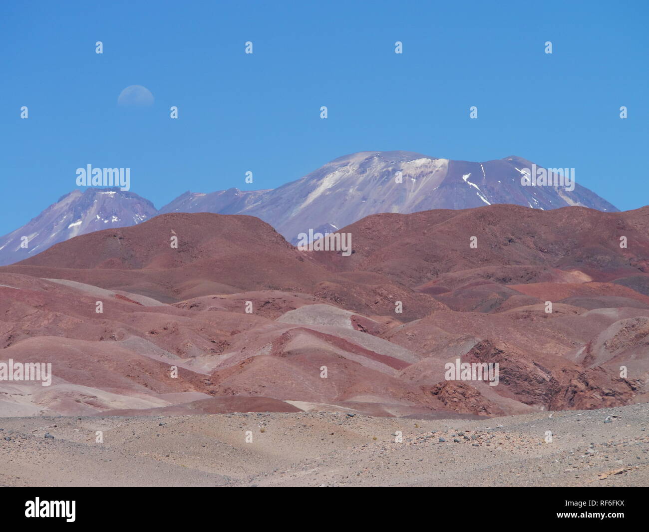 L'incroyable roches rouges de la vallée de la Lune (Valle de la luna) près de San Pedro de Atacama au coucher du soleil, avec le volcan Licancabur andine dans la distance. À Banque D'Images