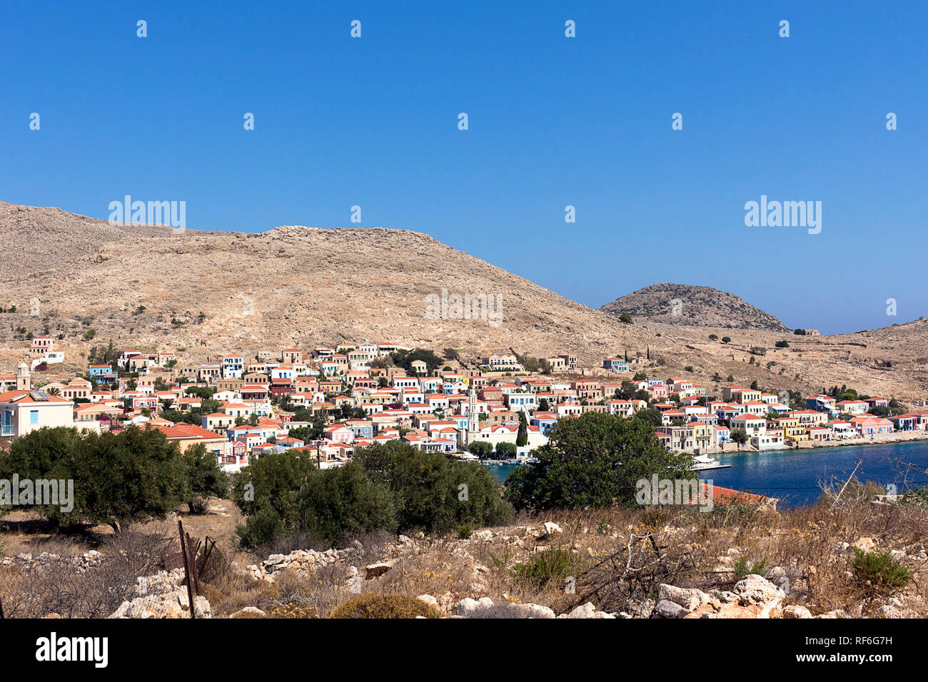 L'île de Halki, vue panoramique d'Emborios. Mer, îles du Dodécanèse, Grèce Banque D'Images