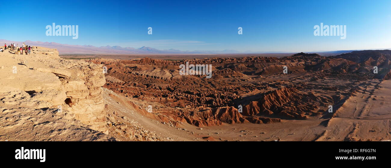 L'incroyable roches rouges de la vallée de la Lune (Valle de la luna) près de San Pedro de Atacama au coucher du soleil, avec le volcan Licancabur andine dans la distance. À Banque D'Images