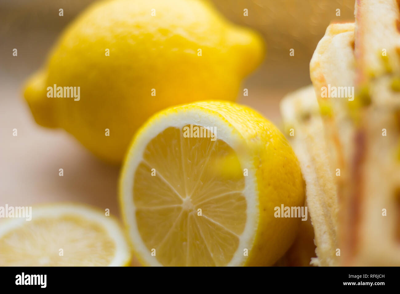 Pile les gaufrettes viennoises et tranches de citron. Tranches de citron sur une planche de bois. Les fruits sont hachés. Citron aigre. Les agrumes Banque D'Images