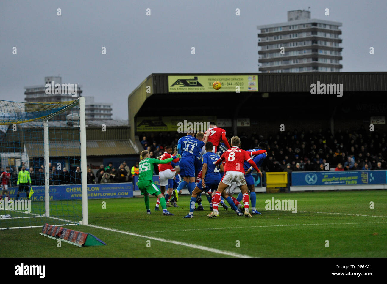 Action de la Ligue Goalmouth un match entre l'AFC Wimbledon et Barnsley au Cherry Red Records Stadium . 19 janvier 2019 Editorial uniquement. Pas de merchandising. Pour des images de football Premier League FA et restrictions s'appliquent inc. aucun internet/mobile l'usage sans licence FAPL - pour plus de détails Football Dataco contact Banque D'Images