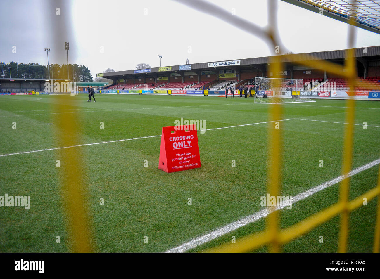 Les dossiers rouges cerise la Ligue stade avant un match entre l'AFC Wimbledon et Barnsley au Cherry Red Records Stadium . 19 janvier 2019 Editorial uniquement. Pas de merchandising. Pour des images de football Premier League FA et restrictions s'appliquent inc. aucun internet/mobile l'usage sans licence FAPL - pour plus de détails Football Dataco contact Banque D'Images