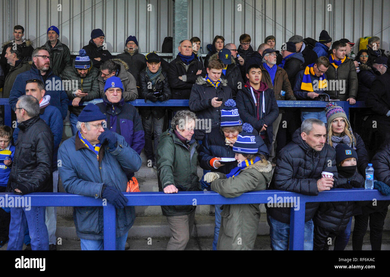 Fans de Wimbledon avant la ligue un match entre l'AFC Wimbledon et Barnsley au Cherry Red Records Stadium . 19 janvier 2019 Editorial uniquement. Pas de merchandising. Pour des images de football Premier League FA et restrictions s'appliquent inc. aucun internet/mobile l'usage sans licence FAPL - pour plus de détails Football Dataco contact Banque D'Images