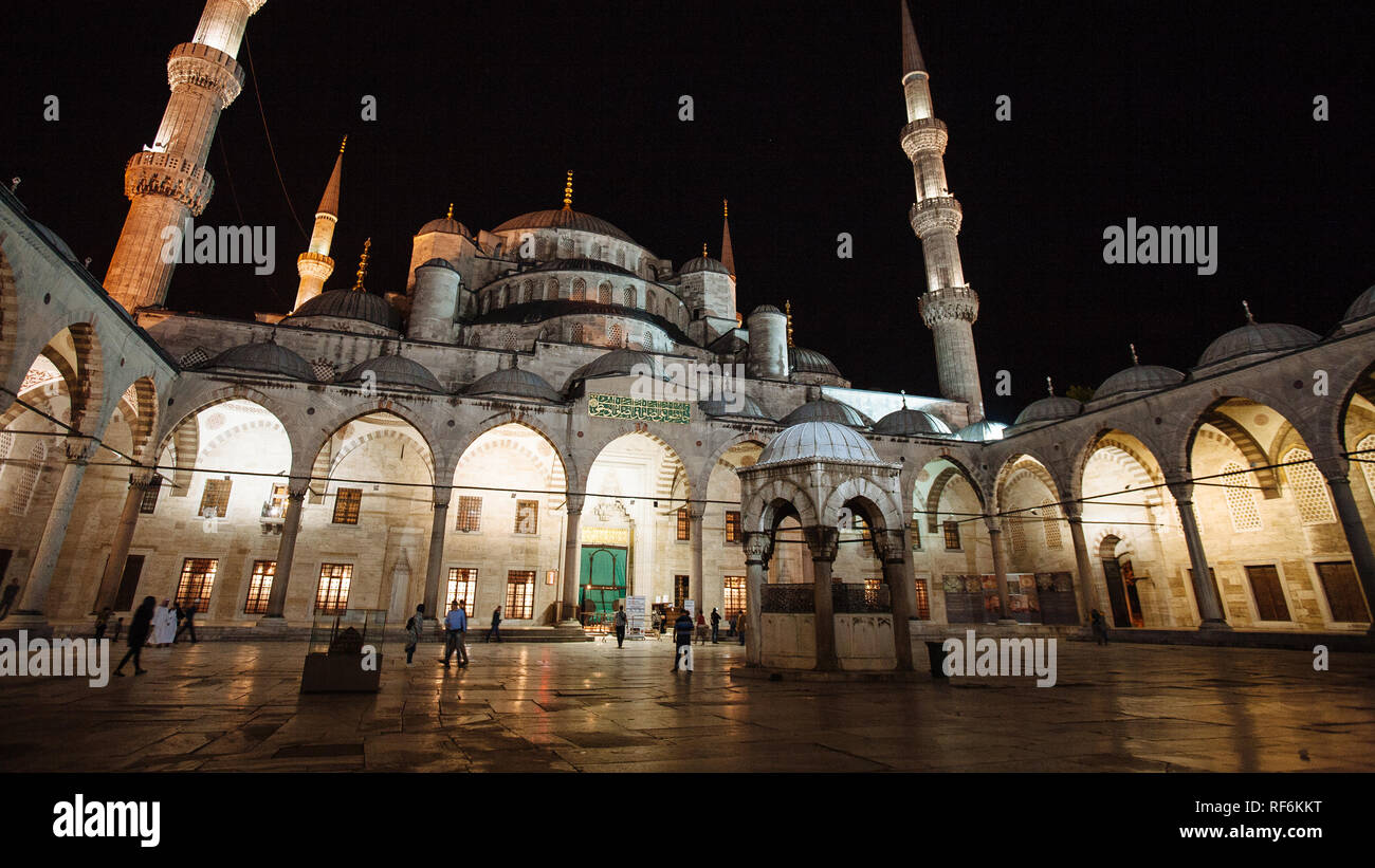 Vue de nuit sur la cour intérieure de la Mosquée Bleue, Istanbul Banque D'Images Vue de nuit sur la cour intérieure de la Mosquée Bleue, Istanbul Banque D'Images