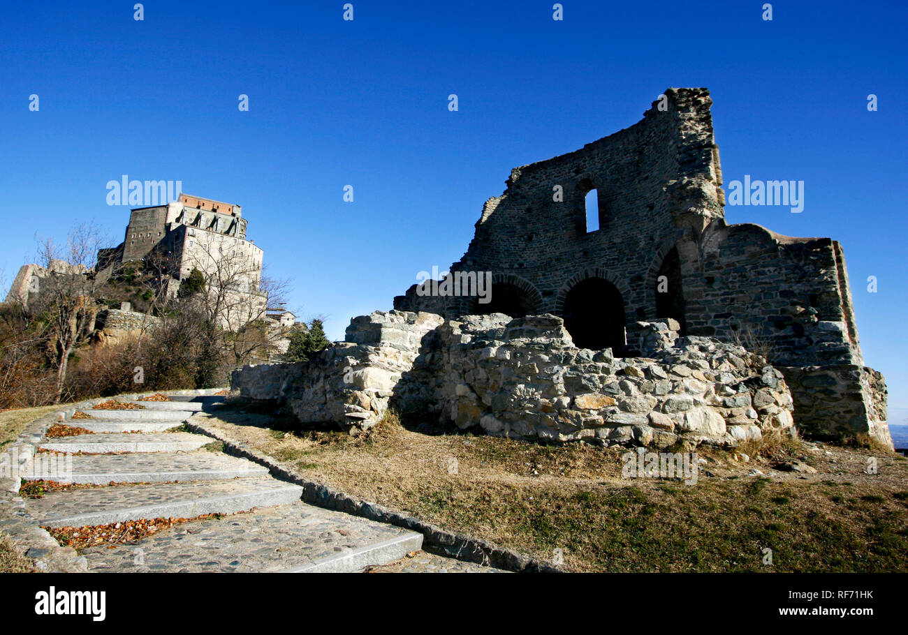 Image de le sépulcre des moines de la Sacra di San Michele, roines qui sont placés près de la Sacra di San Michele Banque D'Images