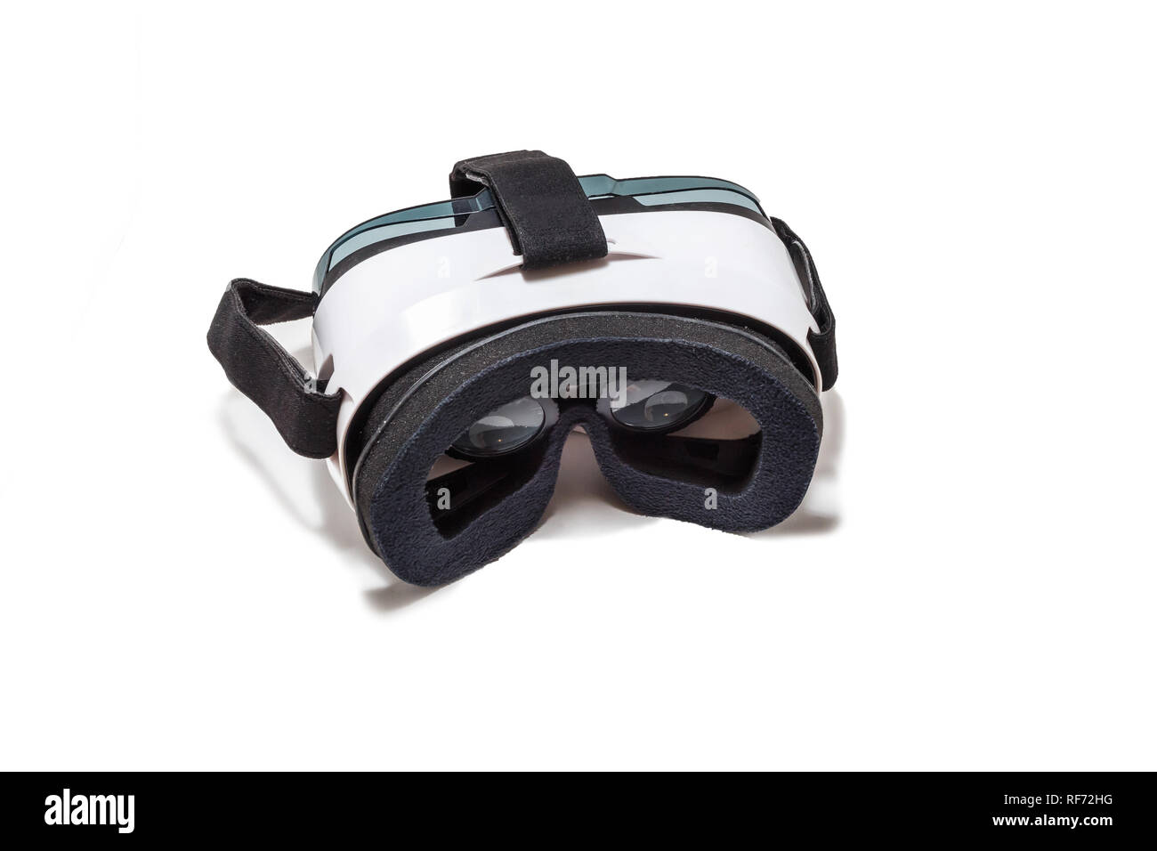 AR VR 360 lunettes de réalité virtuelle du carton pour téléphone mobile isolé sur fond blanc. Appareil pour regarder des films pour les voyages et les loisirs en Banque D'Images