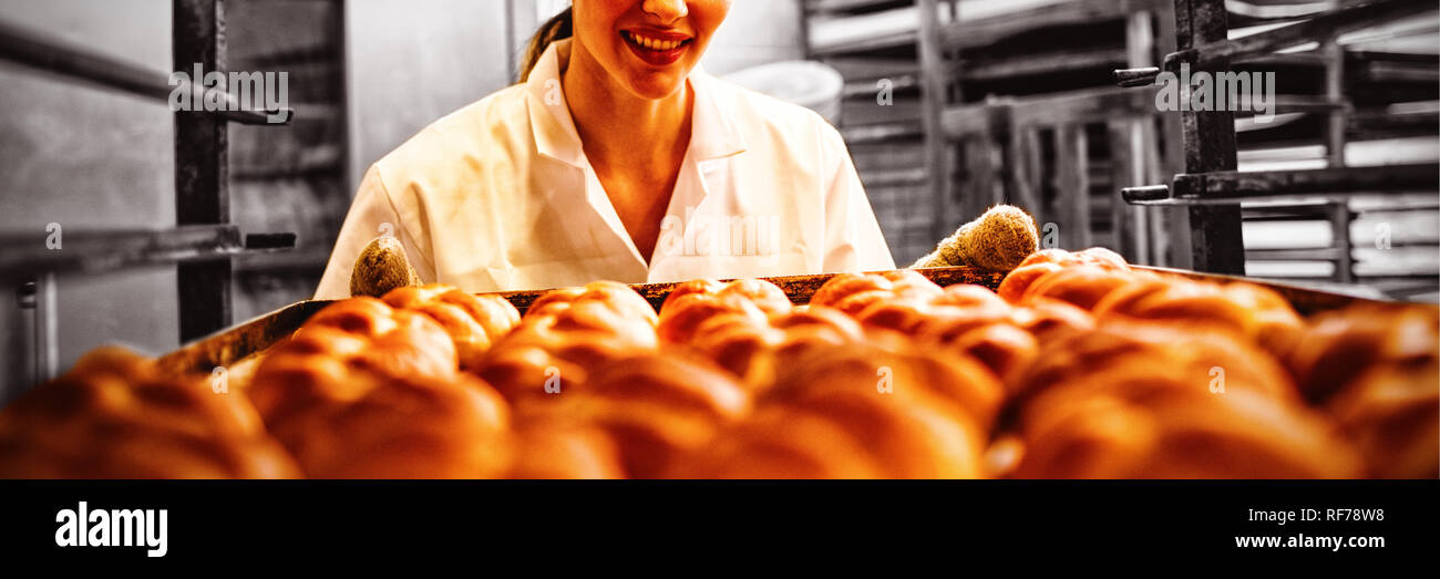 Femme baker working in bakery Banque D'Images