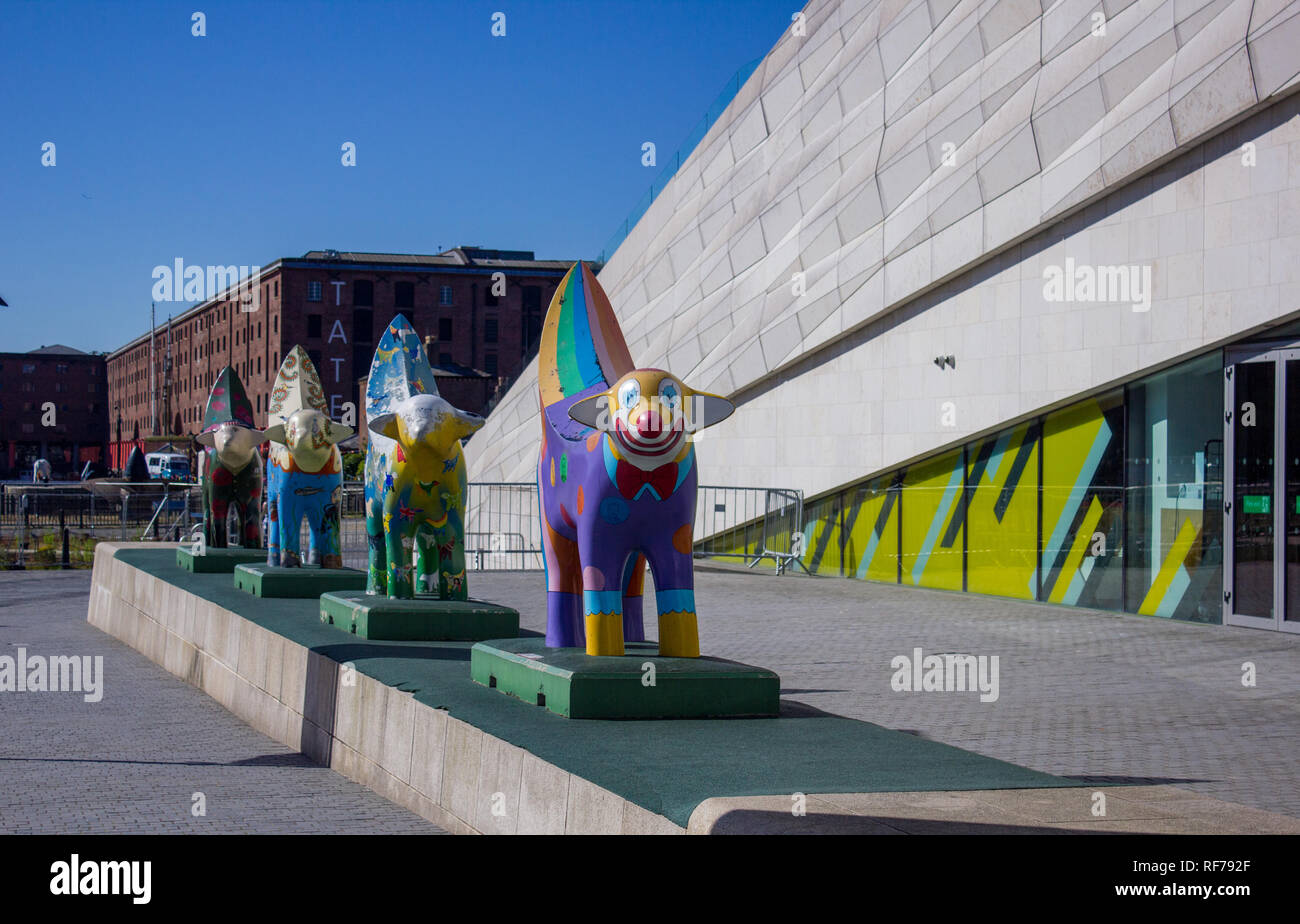 Superlambanana statues par le Musée de la vie de Liverpool, Pier Head Banque D'Images