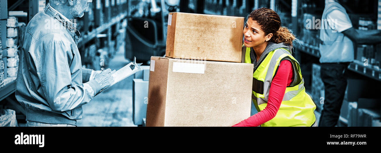 Worker holding de boîtes de carton à son manager Banque D'Images