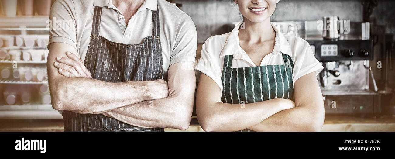 Portrait de serveur et serveuse with arms crossed Banque D'Images