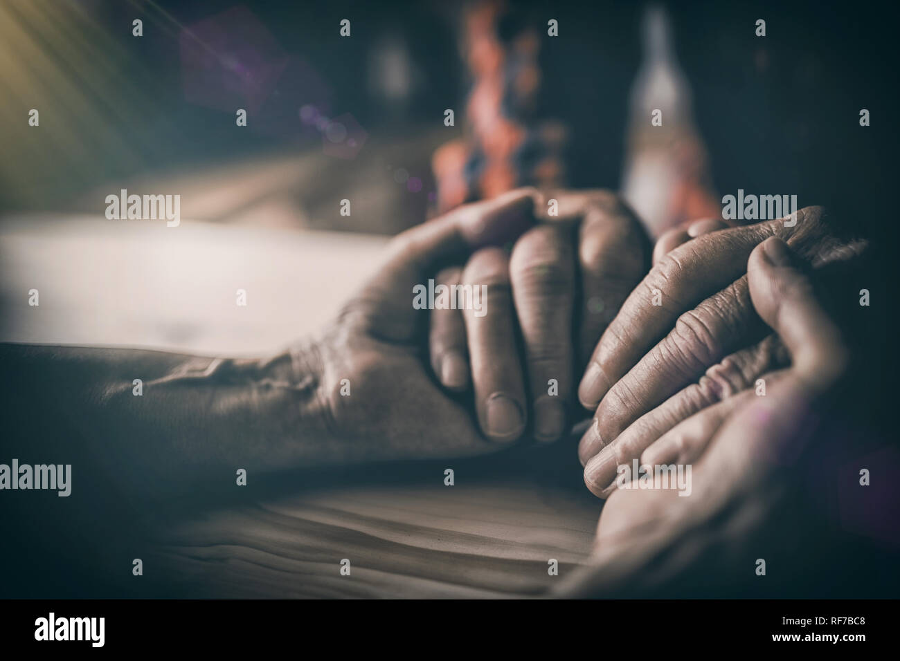 Senior couple holding hands Banque D'Images