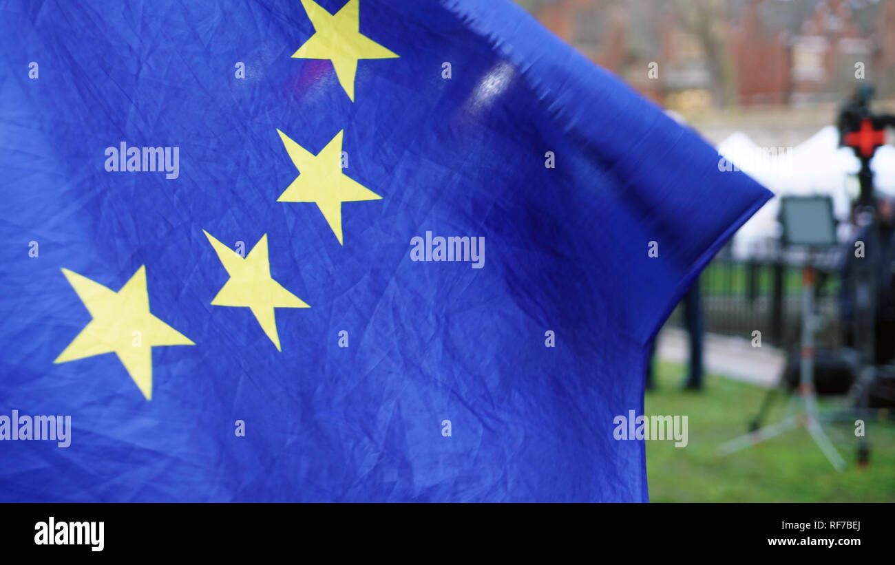 Un portrait photo de drapeau de l'Union européenne. Il a été capturé dans le vent sur une breezy day. Banque D'Images